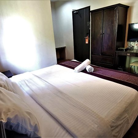 Hotel 8 Boutique By The Sea Tanjung Tokong Esterno foto