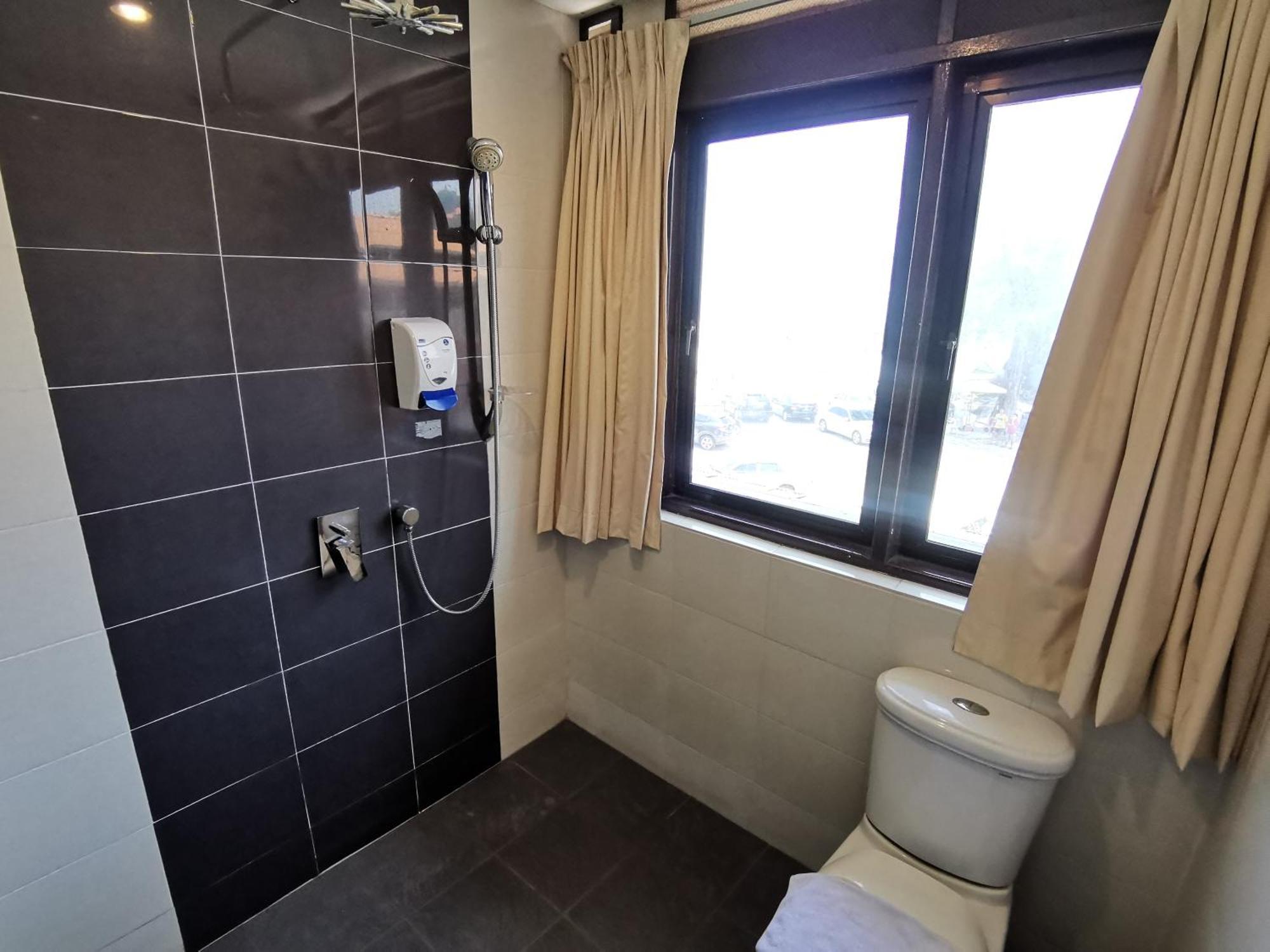 Hotel 8 Boutique By The Sea Tanjung Tokong Esterno foto