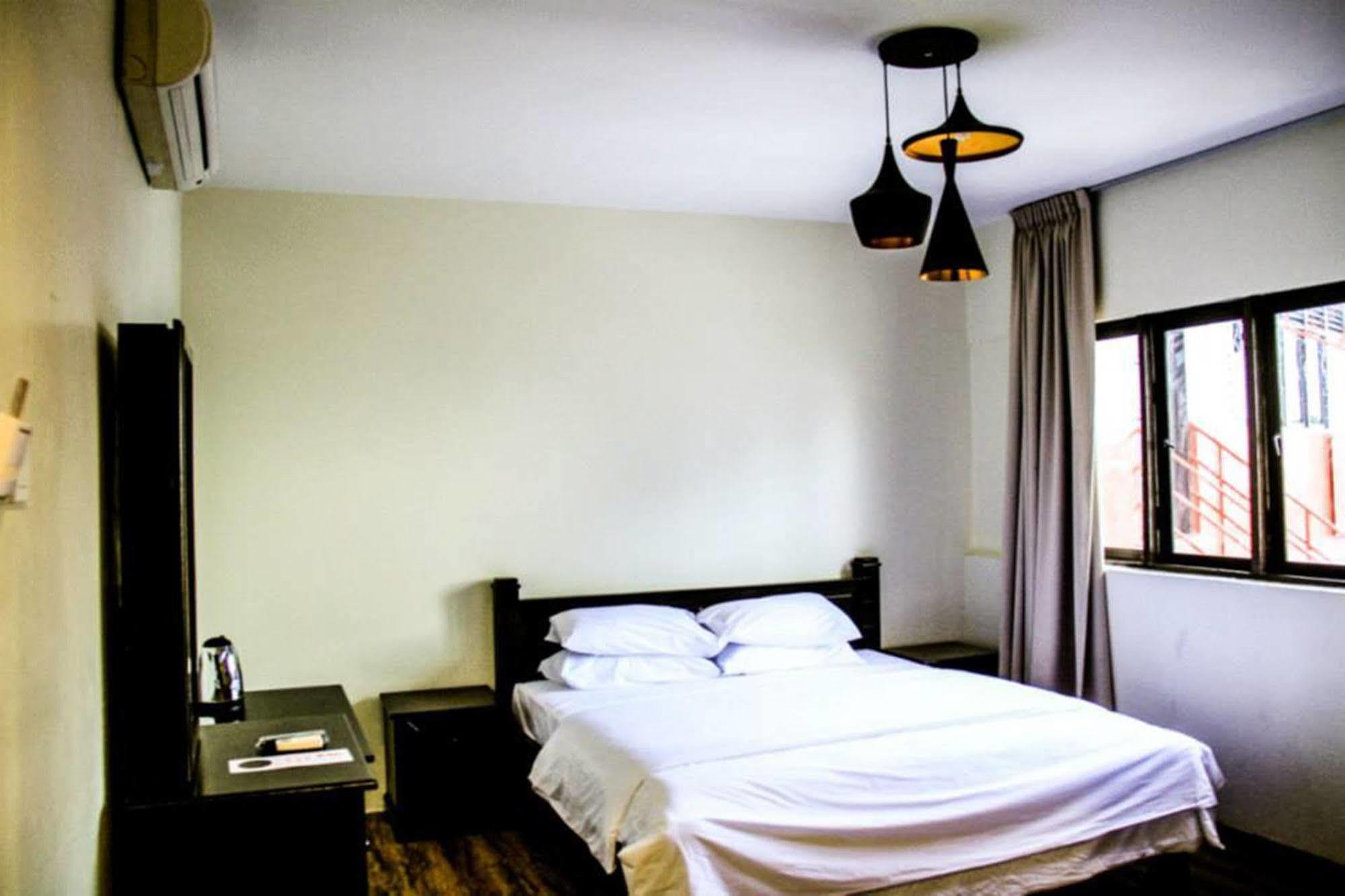 Hotel 8 Boutique By The Sea Tanjung Tokong Esterno foto