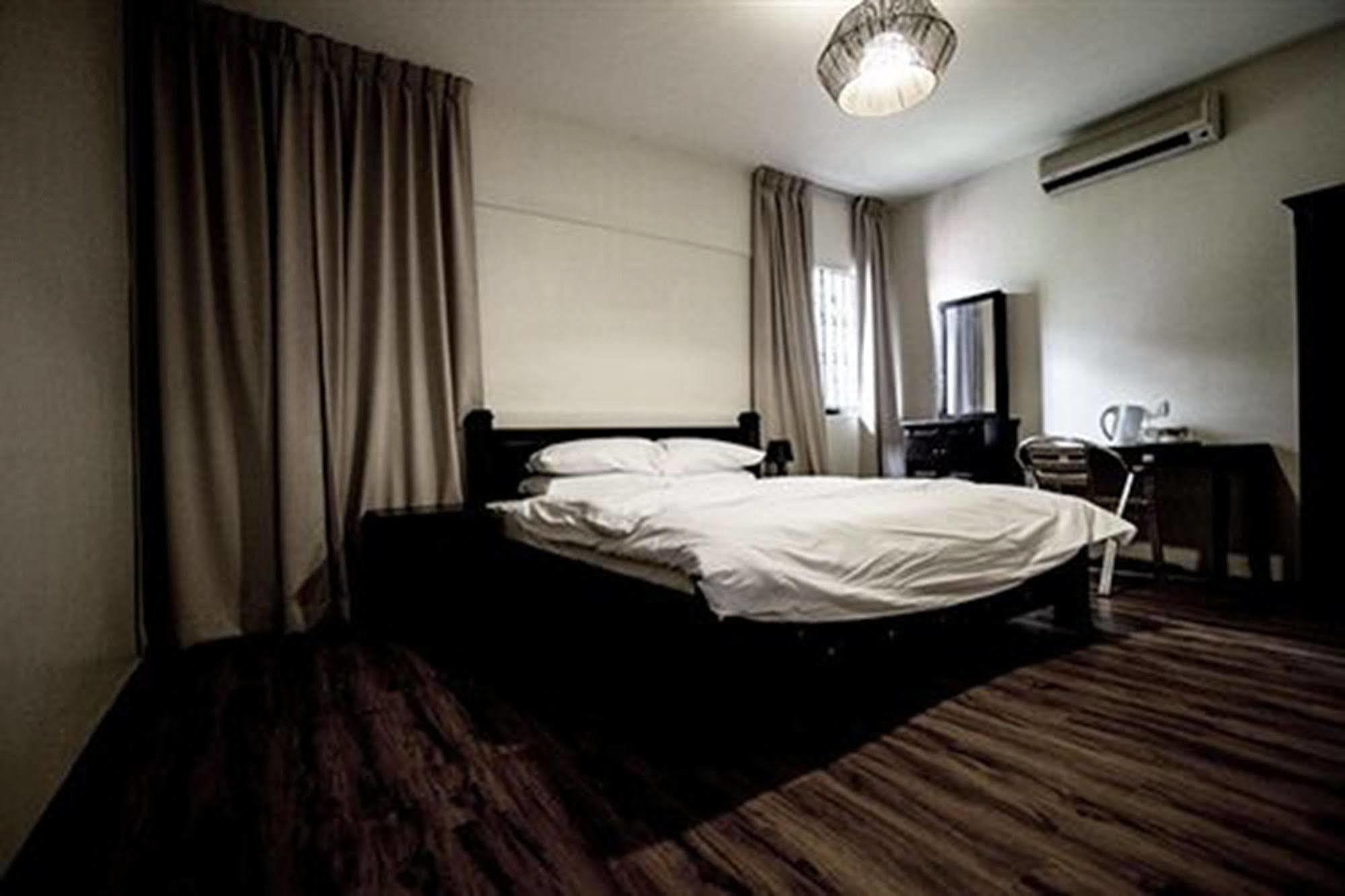 Hotel 8 Boutique By The Sea Tanjung Tokong Esterno foto