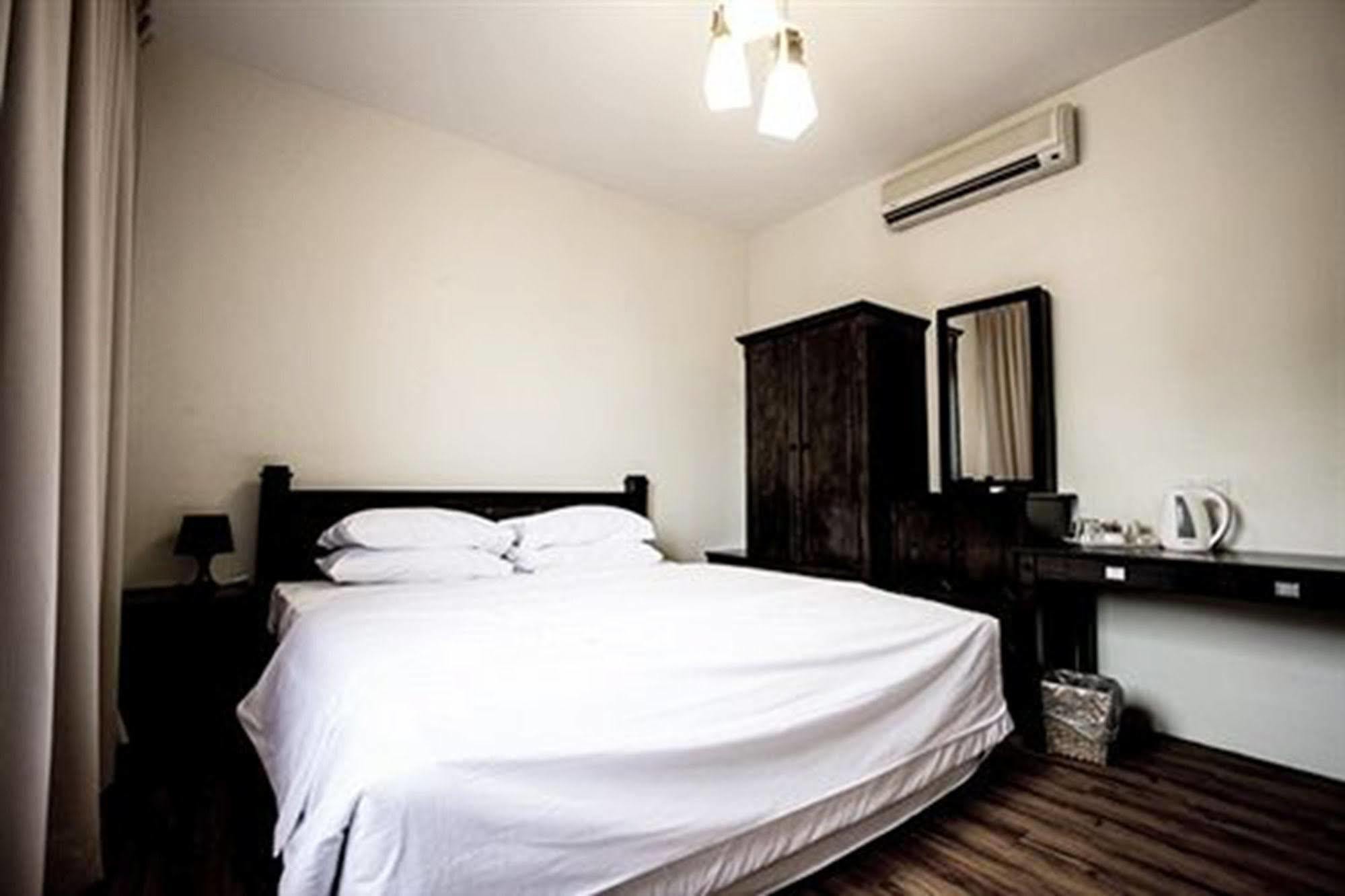 Hotel 8 Boutique By The Sea Tanjung Tokong Esterno foto