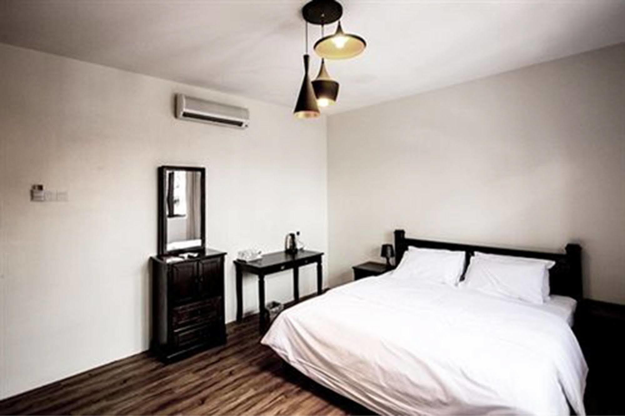 Hotel 8 Boutique By The Sea Tanjung Tokong Esterno foto