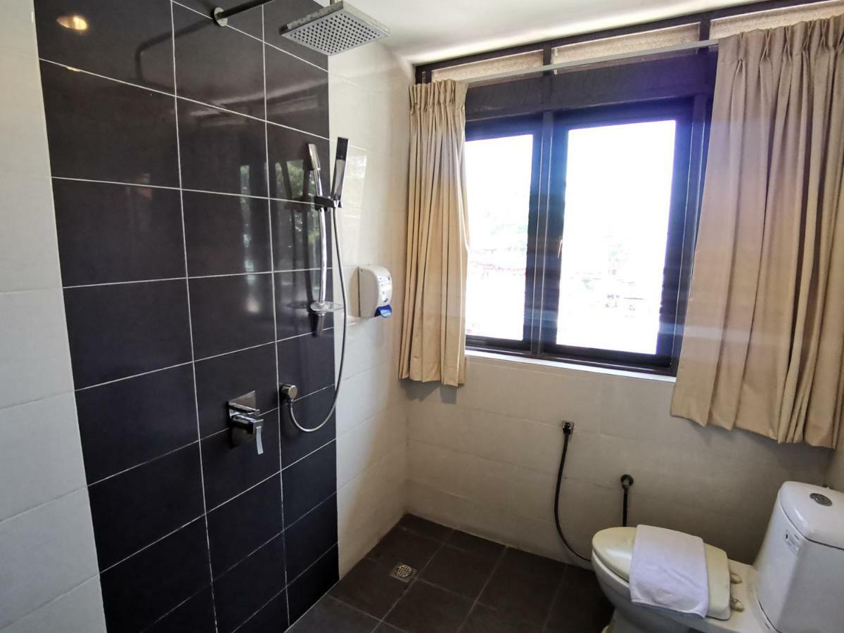 Hotel 8 Boutique By The Sea Tanjung Tokong Esterno foto