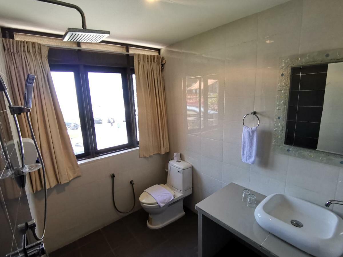 Hotel 8 Boutique By The Sea Tanjung Tokong Esterno foto