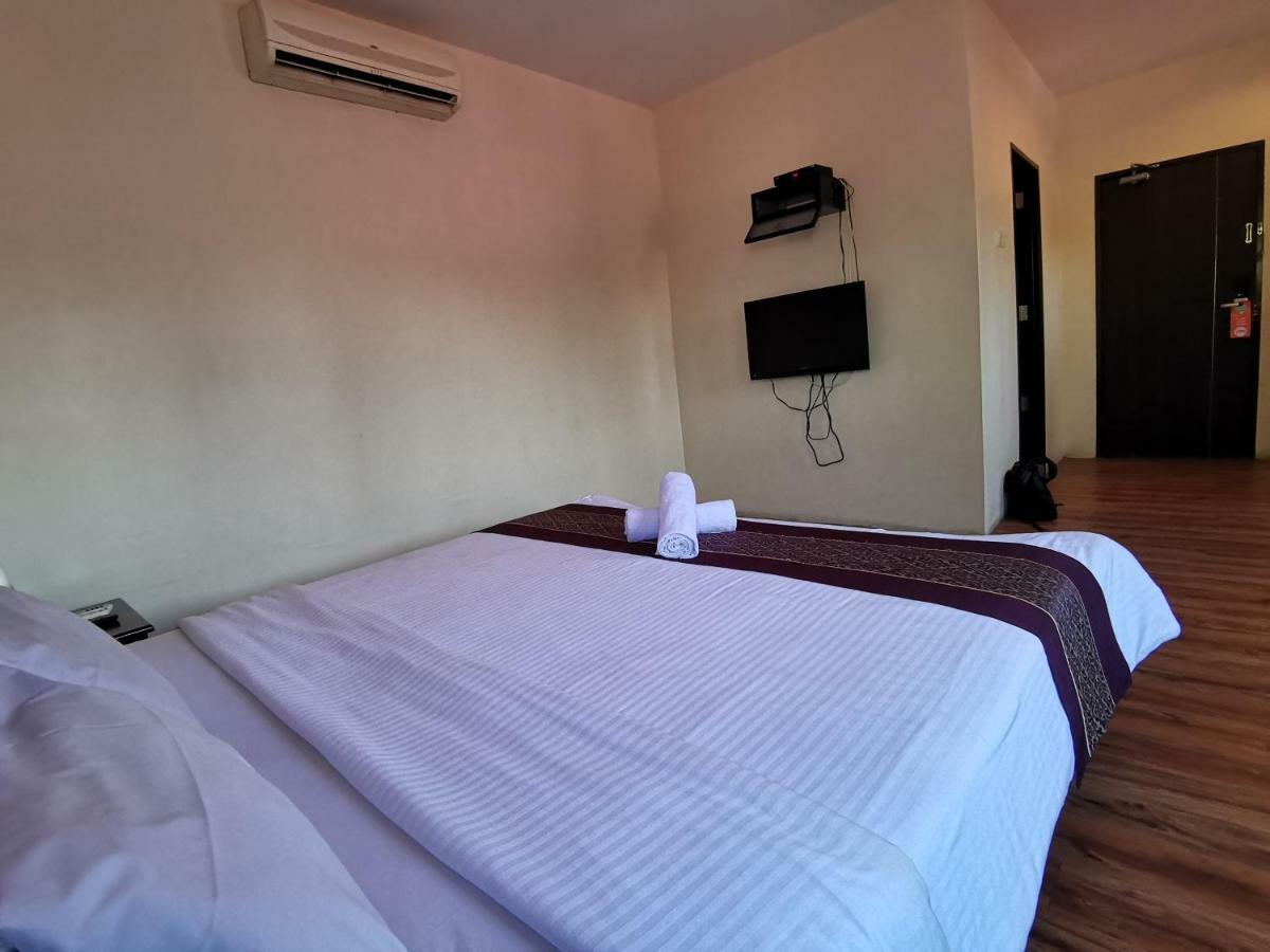 Hotel 8 Boutique By The Sea Tanjung Tokong Esterno foto