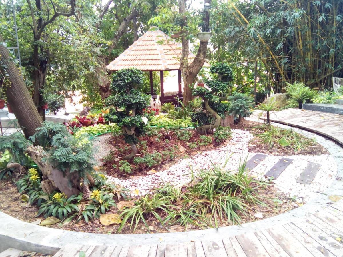Hotel 8 Boutique By The Sea Tanjung Tokong Esterno foto