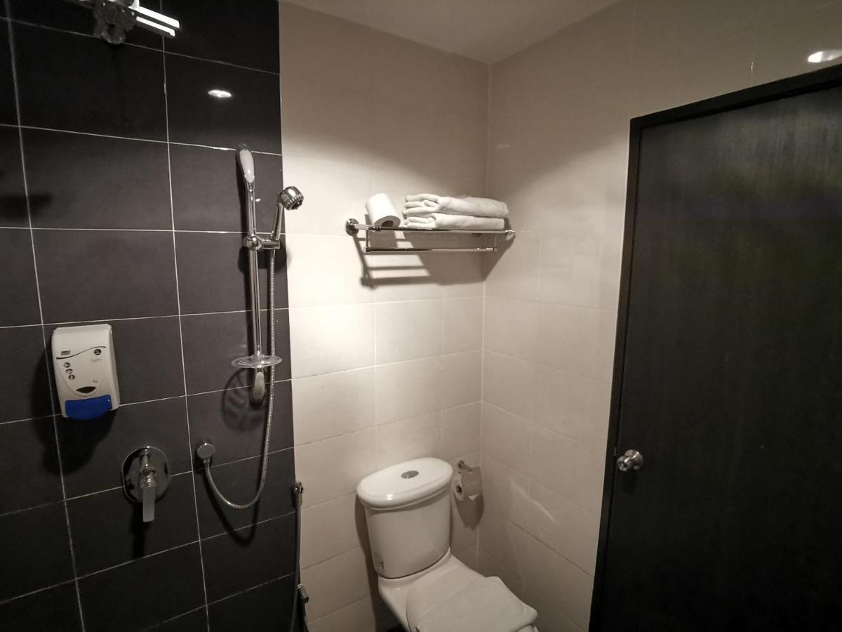 Hotel 8 Boutique By The Sea Tanjung Tokong Esterno foto