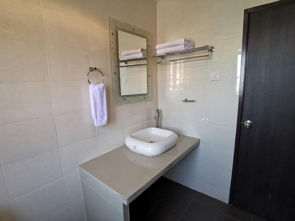 Hotel 8 Boutique By The Sea Tanjung Tokong Esterno foto