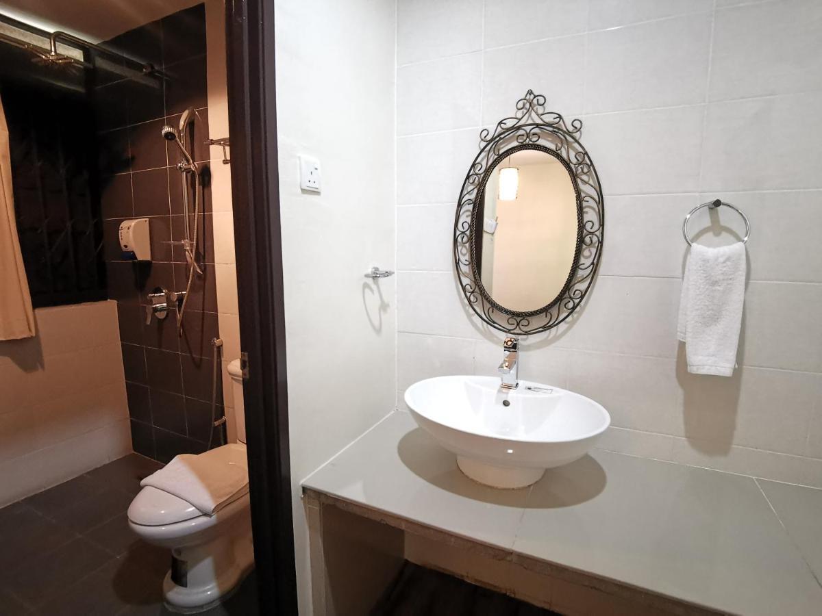 Hotel 8 Boutique By The Sea Tanjung Tokong Esterno foto